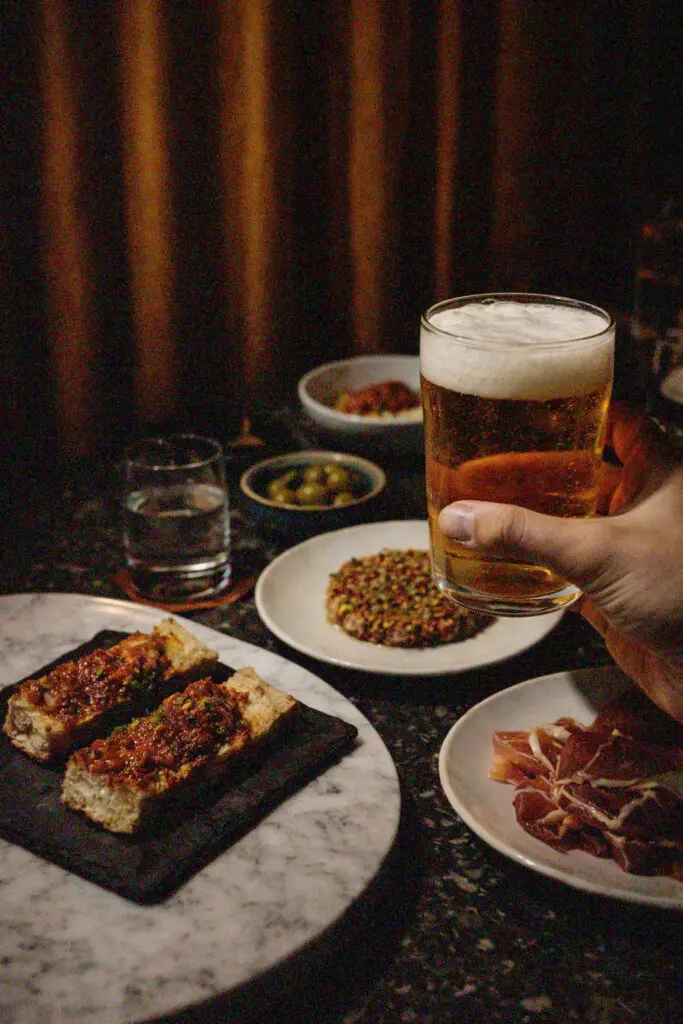 Tapeo y la historia de una tortilla española para volver a madrid sin salir de bogotá