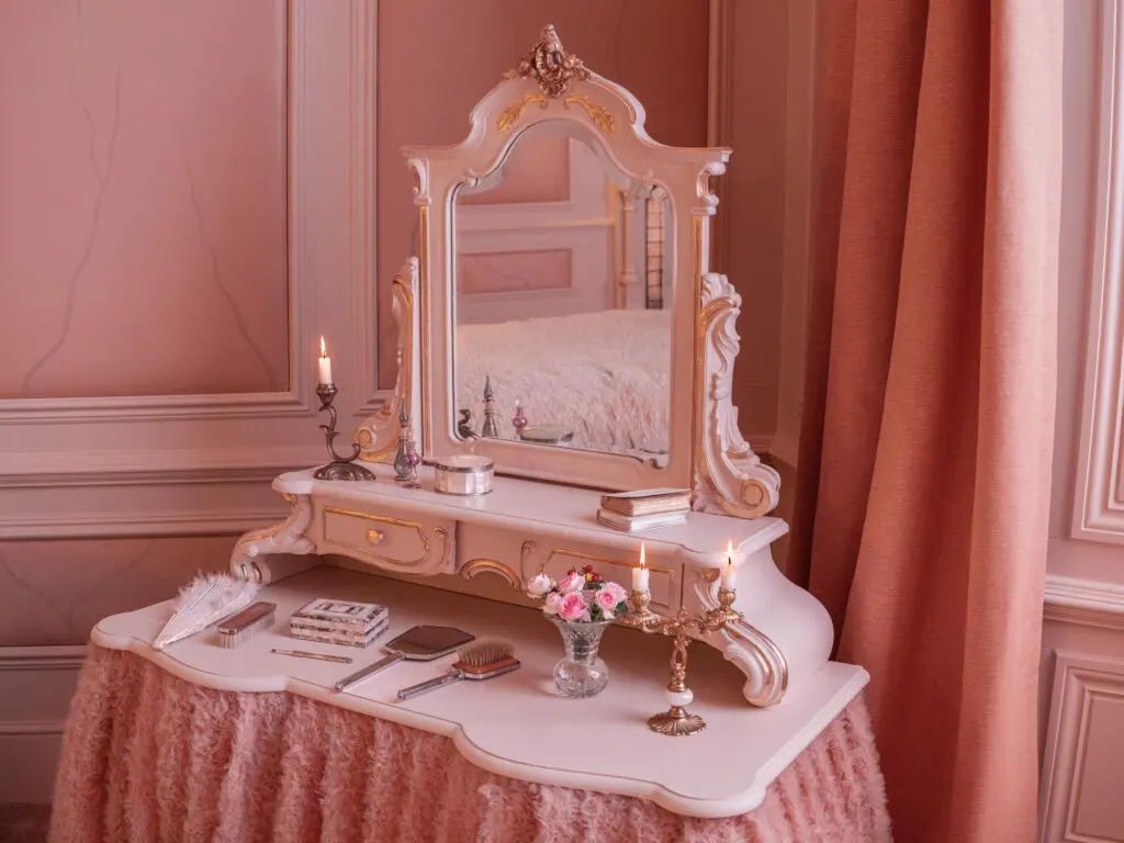 Quedarse en la habitación de Cathy de Cumbres Borrascosas es posible, le contamos cómo Mesa con espejo de Cathy