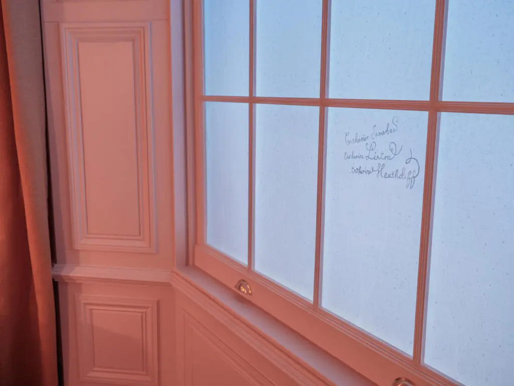 Quedarse en la habitación de Cathy de Cumbres Borrascosas es posible, le contamos cómo vidrio con apellidos de Cathy