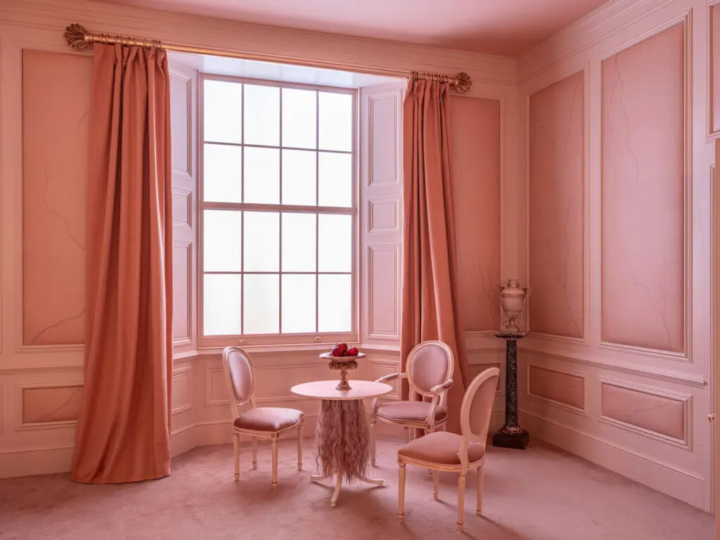 Quedarse en la habitación de Cathy de Cumbres Borrascosas es posible, le contamos cómo mesa de Cathy