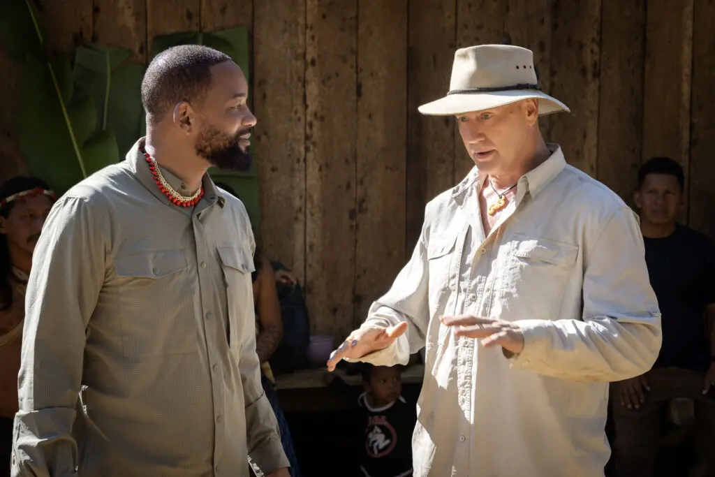 Will Smith conversa con el profesor de Toxicología Bryan Fry mientras están en la selva ecuatoriana. (crédito: National Geographic/Kyle Christy)