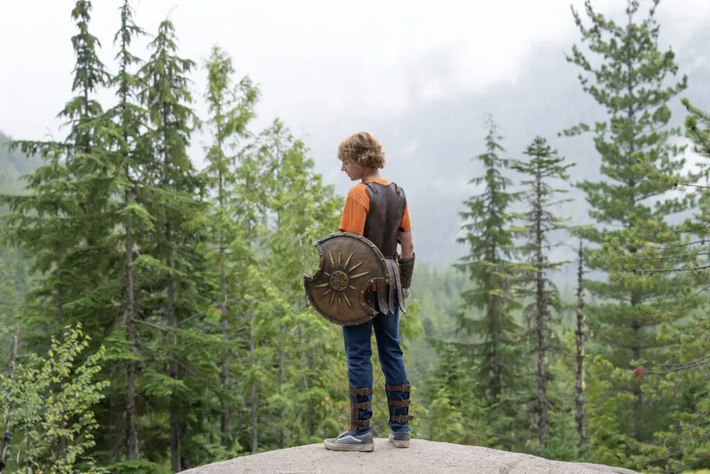 Percy jackson, interpretado por walker scobell, es un joven de 12 años que descubre que es un semidiós moderno