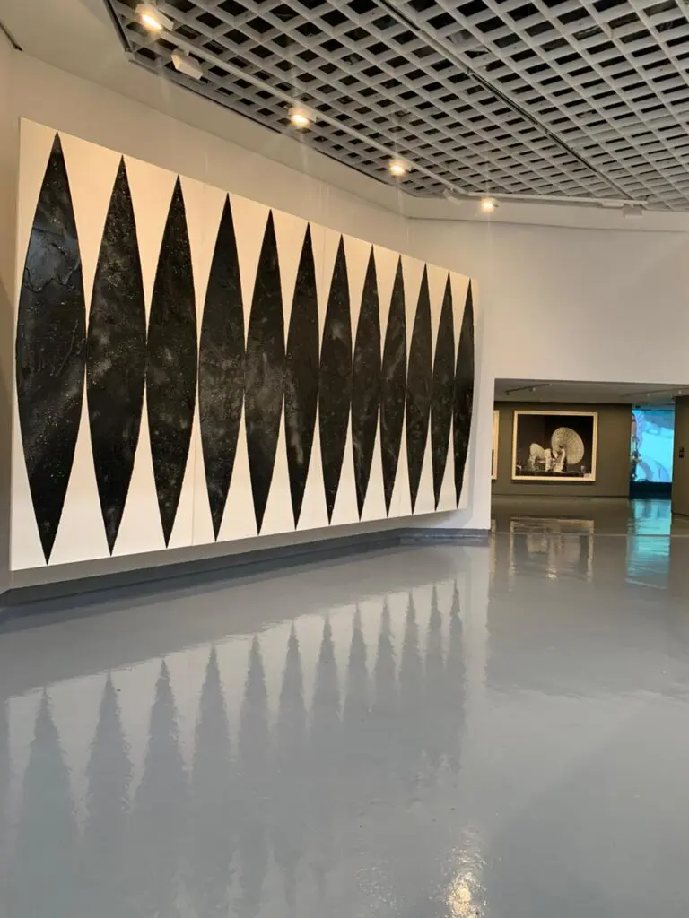 'excavar hasta llegar a las estrellas', la exposición en casa republicana que retrata el desequilibrio del mundo