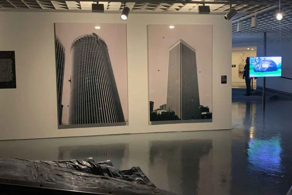 'excavar hasta llegar a las estrellas', la exposición en casa republicana que retrata el desequilibrio del mundo