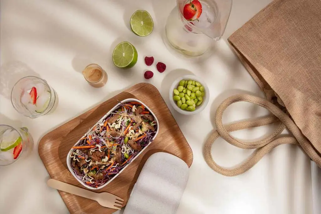 Ensalada asiática con salsa de maní