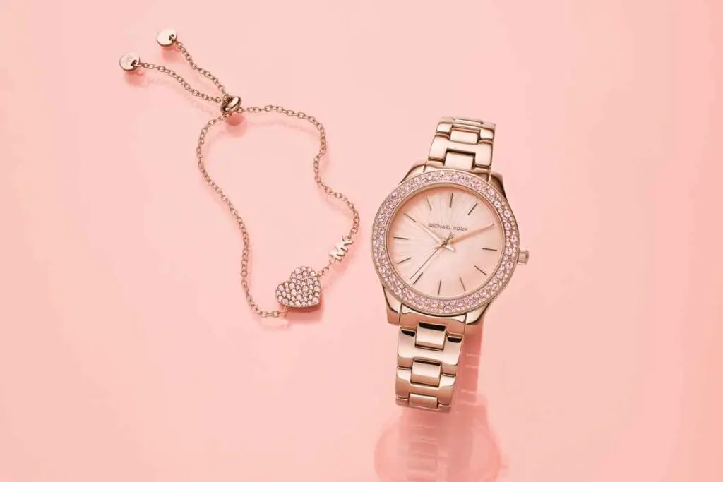 Set de pulsera corazón y reloj michael kors analógico, con tablero redondo y pulso en acero color rosa. Fotos cortesía kevin's.