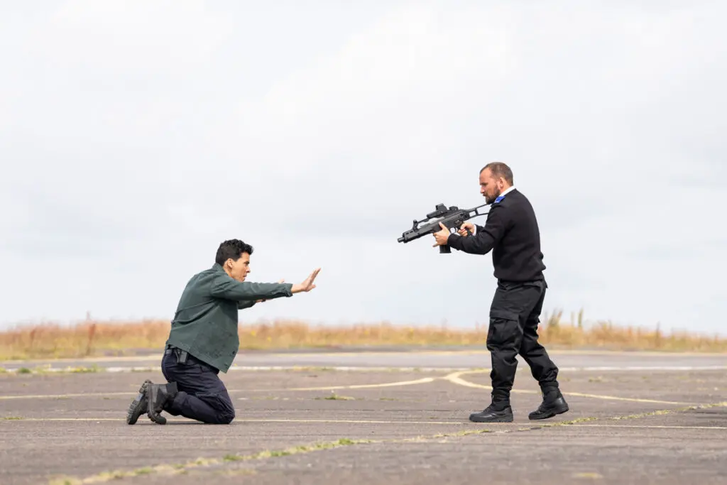 “cada episodio es una película”: howard overman habla sobre el desafío de crear parís bajo fuego