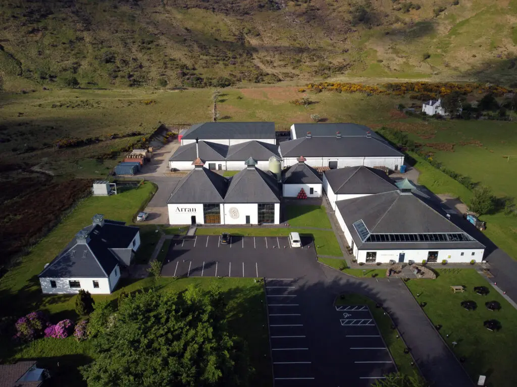 Descubrir el encanto de arran single malt whisky es como sumergirse en la esencia de la 'escocia en miniatura'