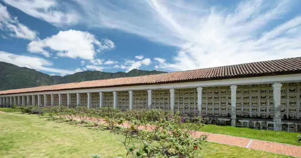 La artista beatriz gonzález recibe importante premio internacional por su obra 'auras anónimas'