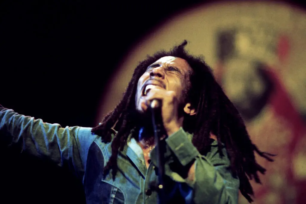 80 años de bob marley un legado inmortalizado en vinilos y celebraciones Bob marley en el rainbow theatre.