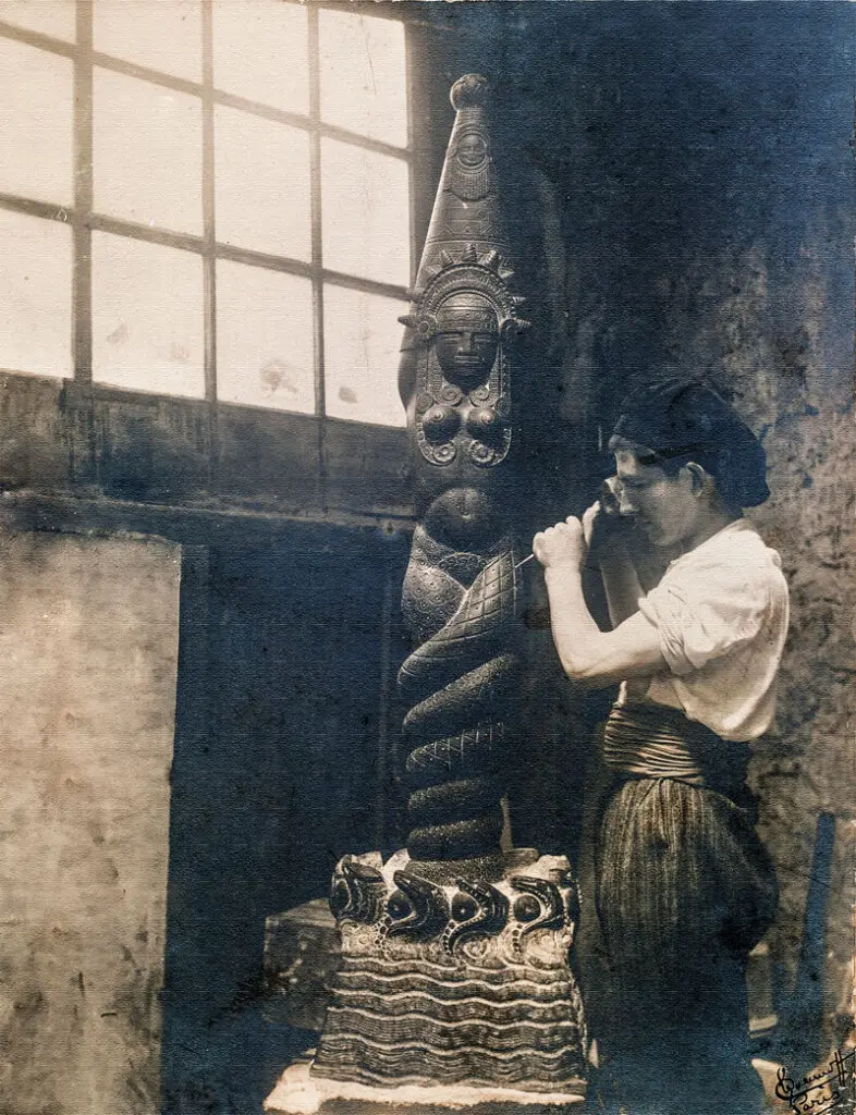 Romulo rozo tallando la bachué en su atelier de parís. Foto de pierre choumoff.