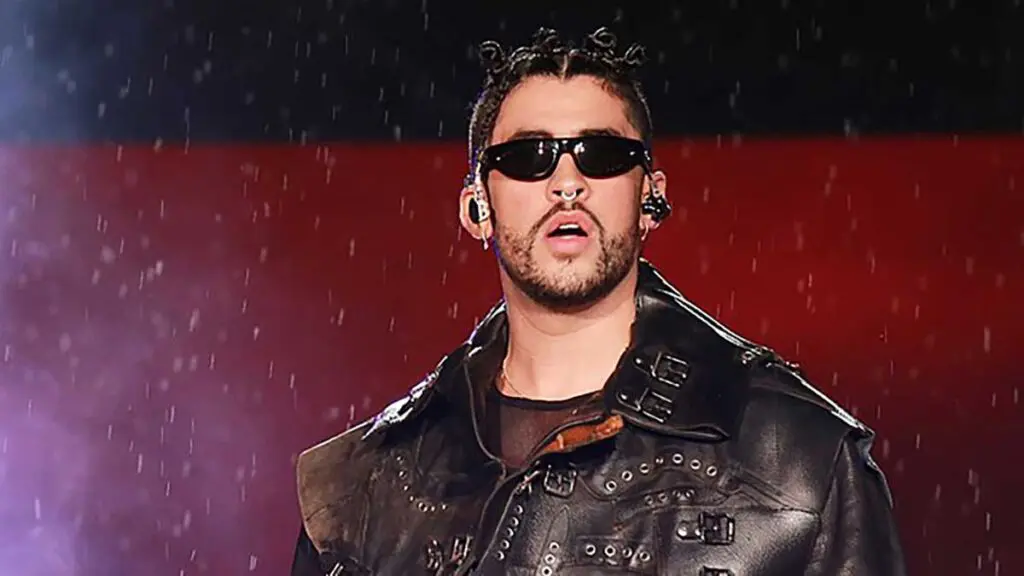 La caída de bad bunny por lanzar un celular La caída de bad bunny por lanzar un celular
