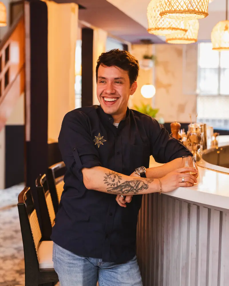 Ron, tabaco y salsa en el bar continental Guillermo rivera continental