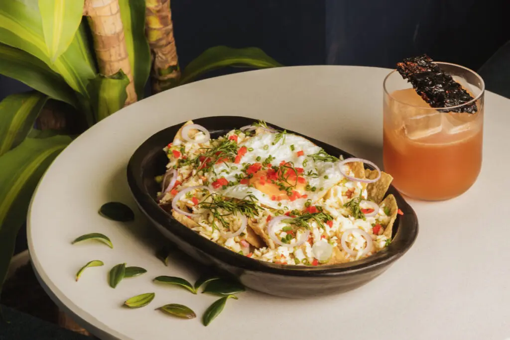 Ron, tabaco y salsa en el bar continental Comida y cocteles