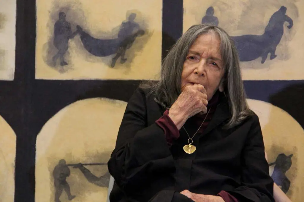 Beatriz González: “Me salva la autocrítica” Cinta amarilla con cargueros