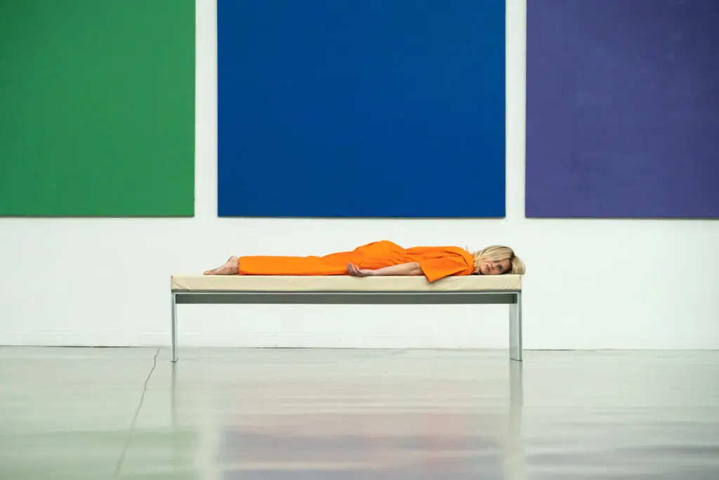 Escena de la serie bellas artes en disney.