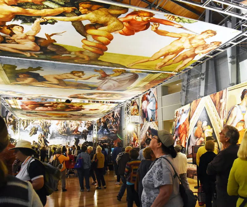 La exposición de la capilla sixtina en bogotá: “ni siquiera el papa la ha visto tan cerca”