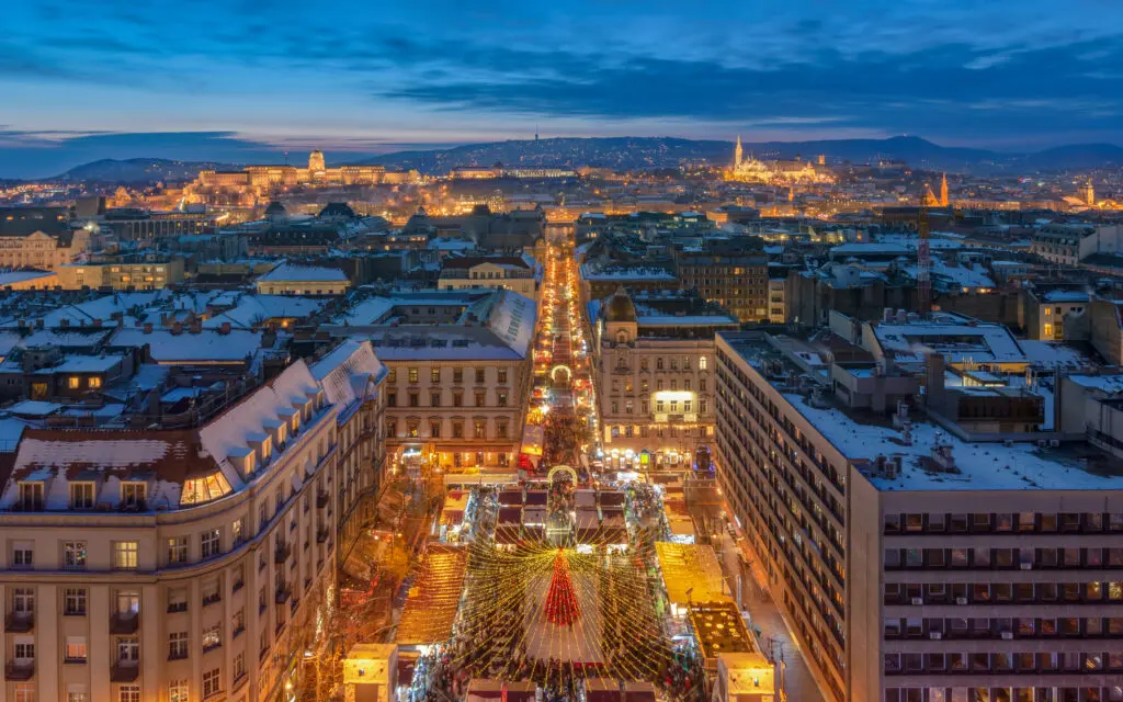 Los mejores mercados navideños de europa: un festín de luces, tradiciones y sabores Mercado navideño en budapest