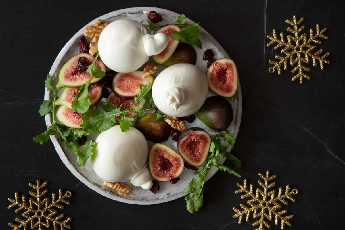 CORONA de navidad DE QUESO BRIE Y BOCADILLO