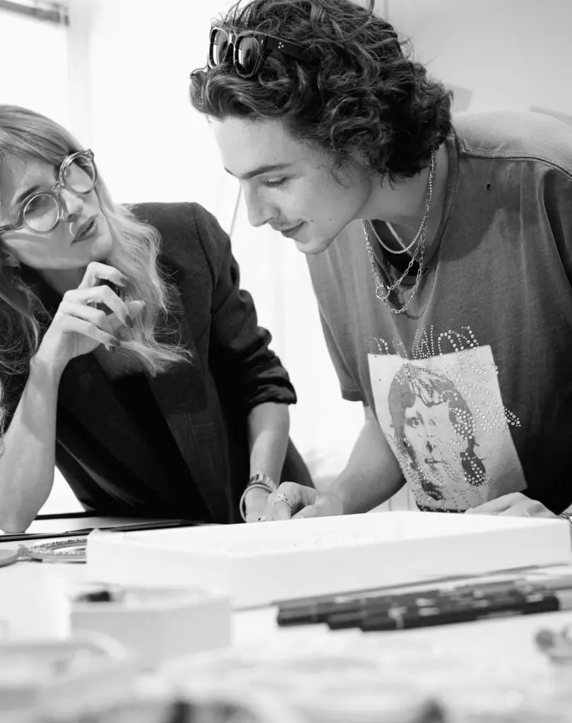 Timothée Chalamet deslumbró en la premier de Wonka con un collar único de Cartier Timothée Chalamet deslumbró en la premier de Wonka con un collar único de Cartier