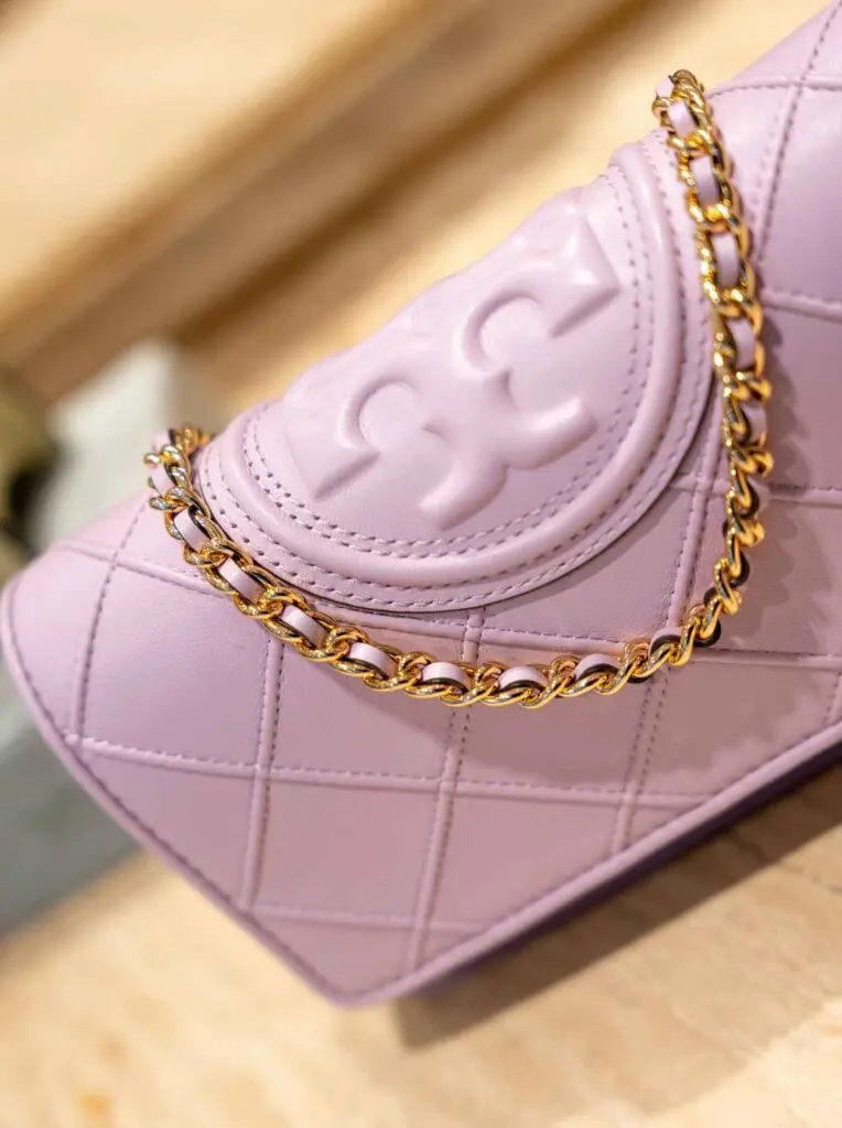 Tory Burch primavera/verano 2025: el poder del movimiento y la elegancia del deporte, ya disponible en Bogotá