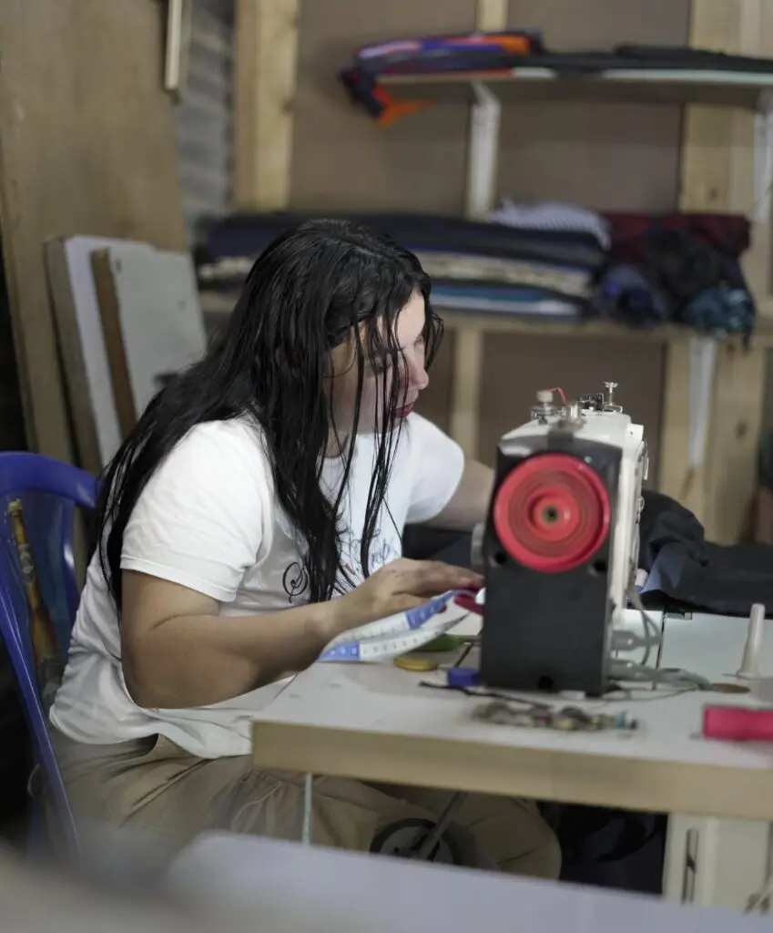 Hilos de esperanza: la historia de un excombatiente que encontró la paz en la costura
