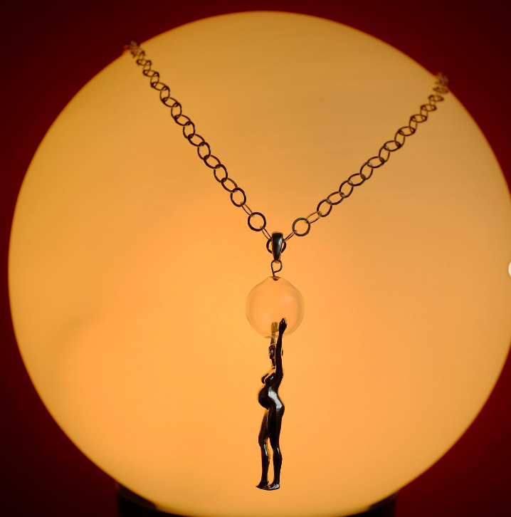 El arte de llevar el cuerpo: joyería que es escultura con hasta el cogote