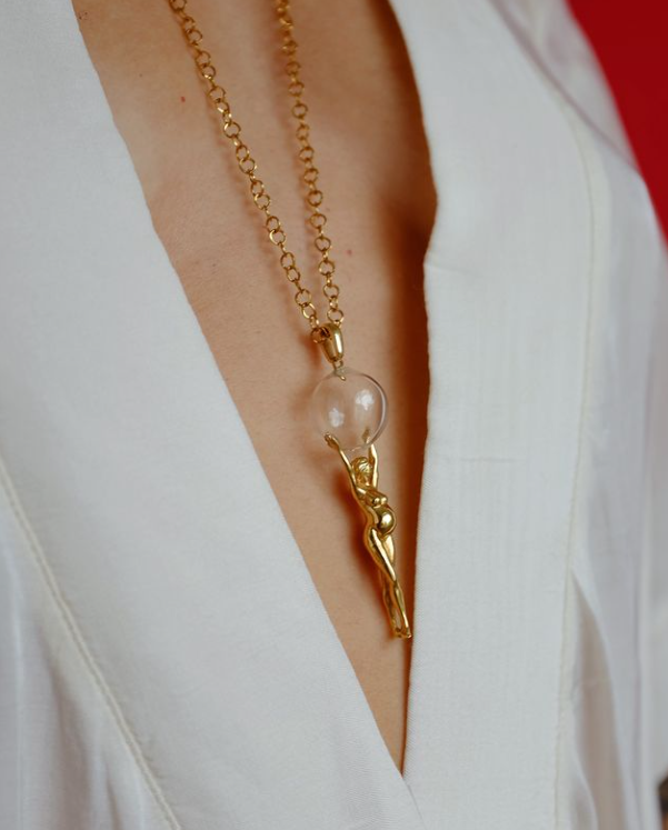 El arte de llevar el cuerpo: joyería que es escultura con hasta el cogote