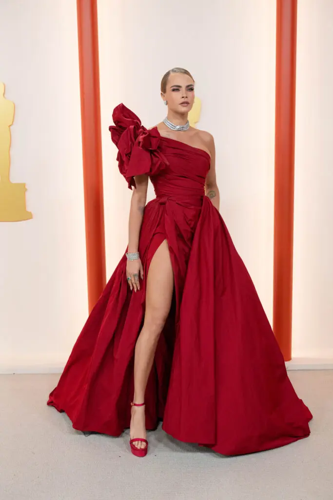 Las tendencias de moda de la alfombra roja de los premios óscar 2023 Cara delevingne