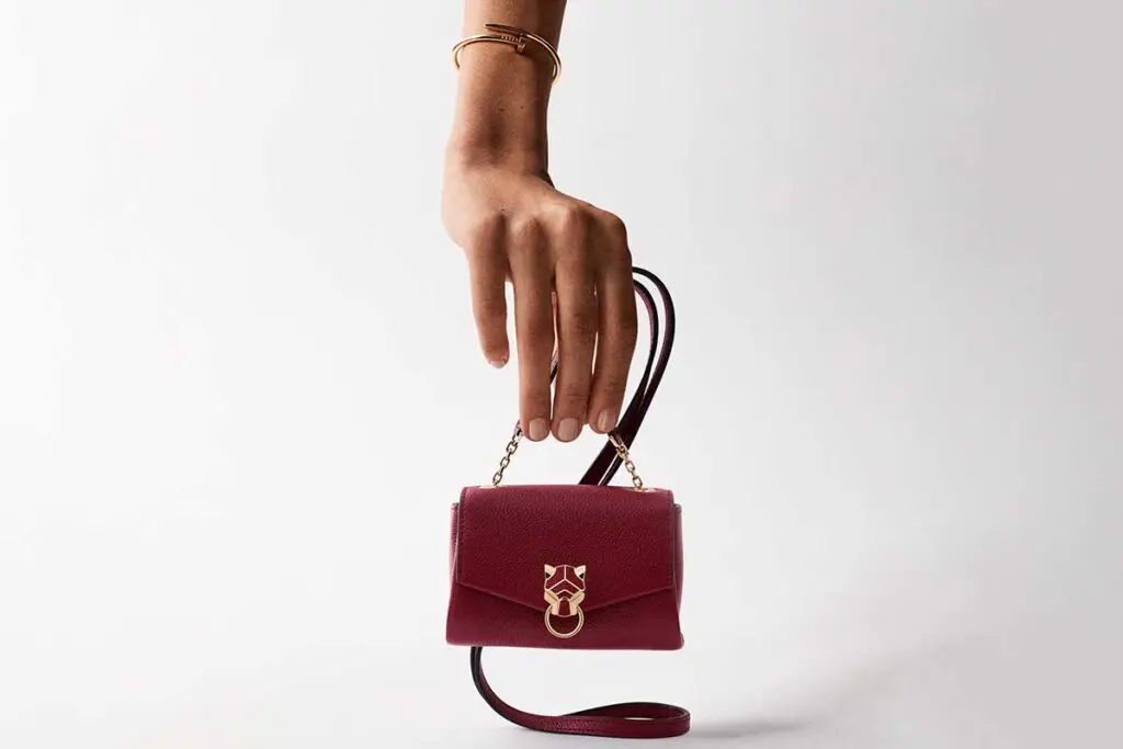 Cartier en su mínima expresión: conozca los nuevos minibolsos de la maison Cartier mini bolso