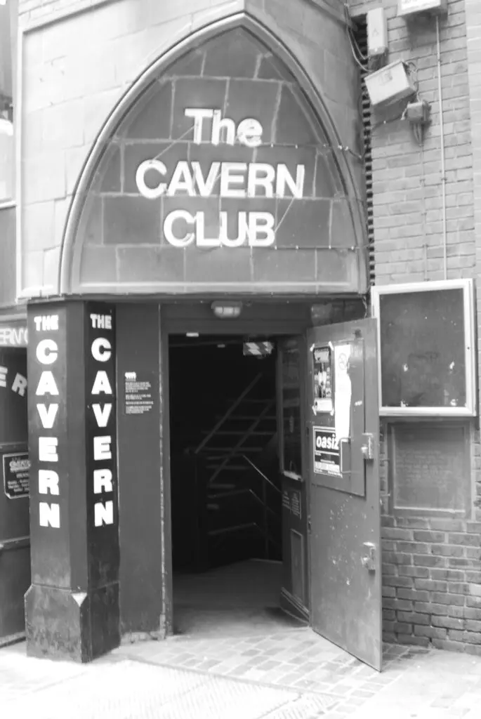 La entrada de The Cavern club en 1957. The Cavern Club, Liverpool, England (CCo)