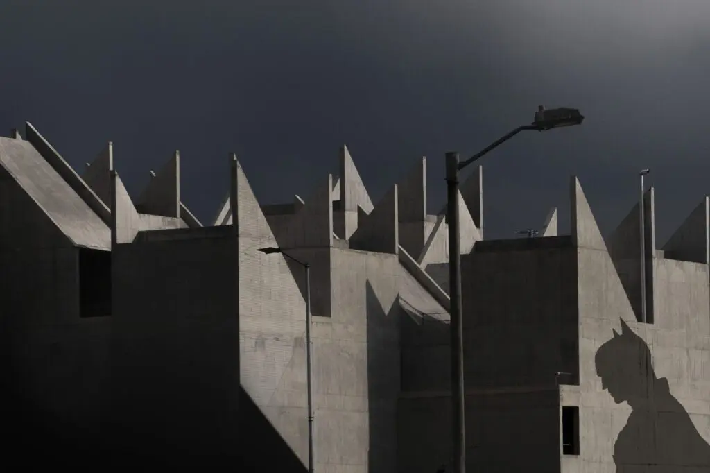 'bogotham', la serie de fotografías de susana carrié que retrata el imaginario sobre bogotá Susana carrié