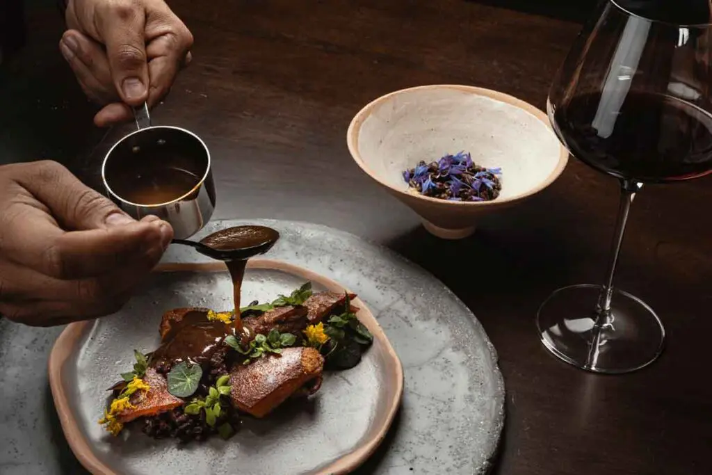 El top diez de los restaurantes nuevos en colombia que tiene que conocer El restaurante debora se encuentra en bogotá