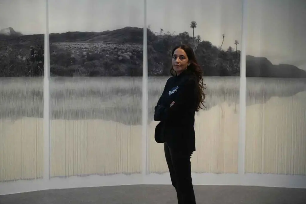 Ana gonzález en su exposición llovizna