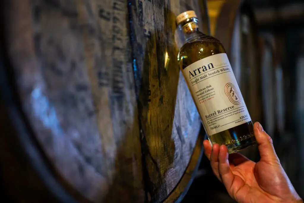 Descubrir el encanto de arran single malt whisky es como sumergirse en la esencia de la 'escocia en miniatura' Arran single malt en la destilería lochranza.