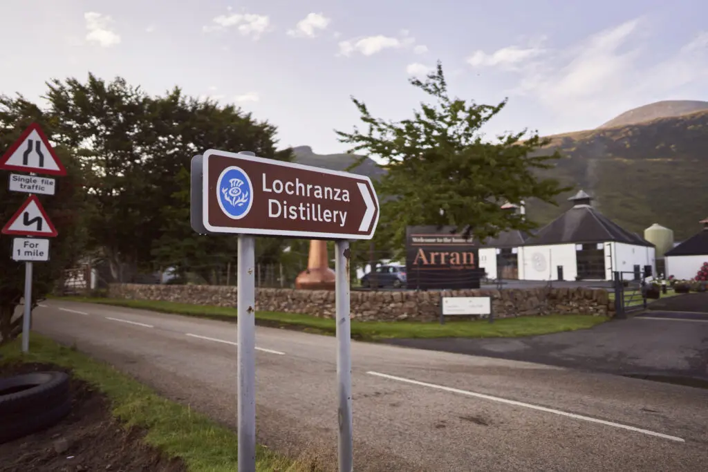 Descubrir el encanto de arran single malt whisky es como sumergirse en la esencia de la 'escocia en miniatura'