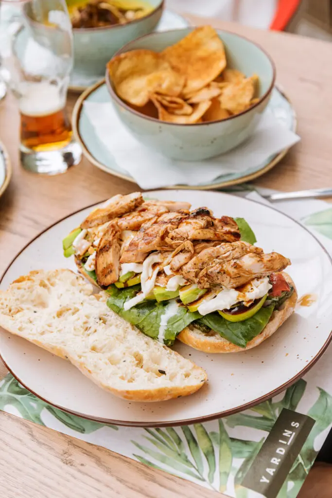 Yardins: un oasis en bogotá para comer bien, compartir en familia y disfrutar al sol