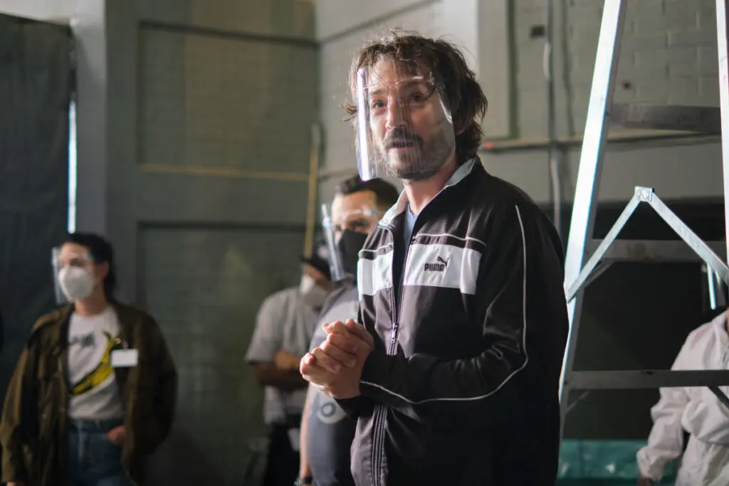 Todo va a estar bien, la serie dirigida por diego luna para netflix