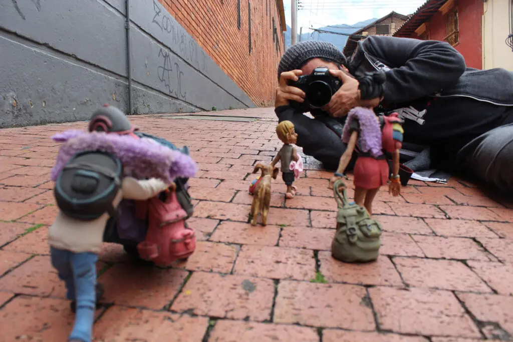 Se lo explico con plastilina, la idea con la que édgar álvarez recorre el mundo Edgar álvarez de se lo explico con plastilina