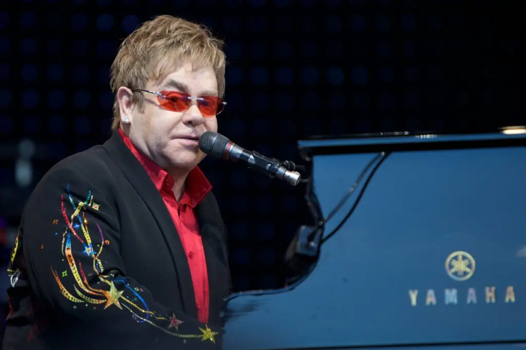 Elton john llegó al estatus egot, ¿qué es y cómo se obtiene? Creative commons attribution-share alike 2. 0