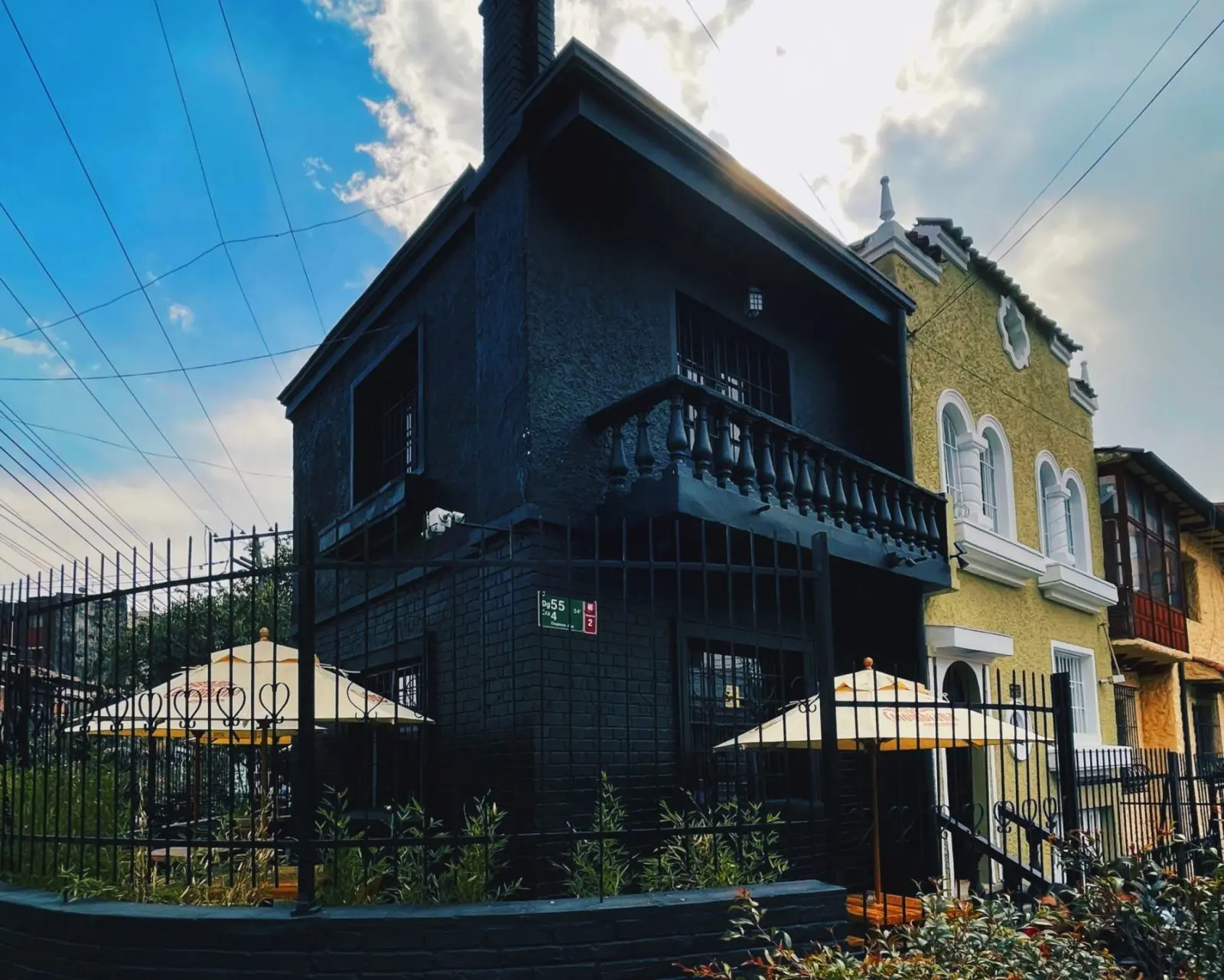 Caña es un restaurante bar dedicado a los destilados de caña de azúcar