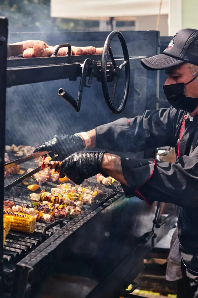 Sabores internacionales y tradición colombiana se unen en el papá de los asados