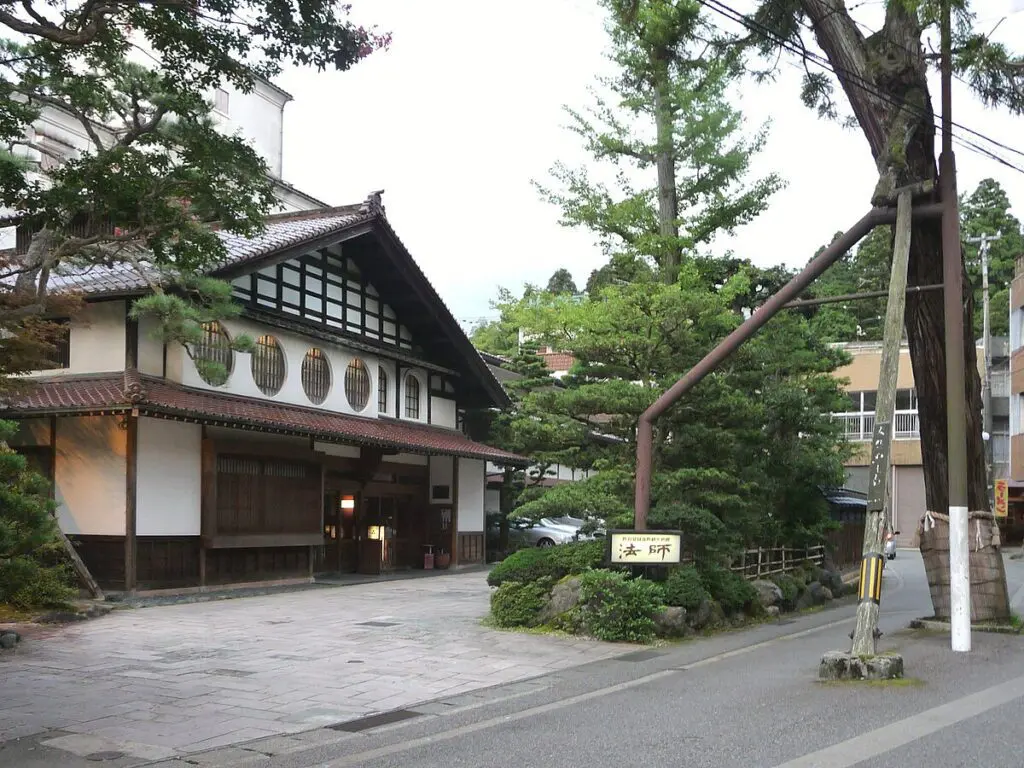 Hotel hoshi ryokan, hotel más antiguo