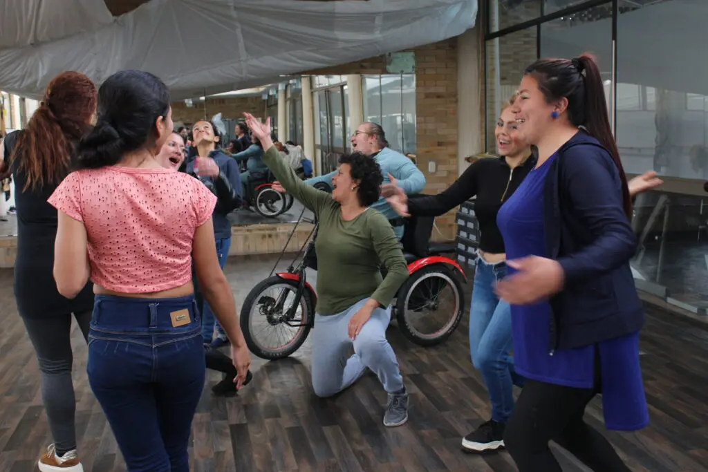 ¿Quién cuida a las que nos cuidan?: Una obra de teatro para reflexionar sobre los roles de género en el hogar ¿Quién cuida a las que nos cuidan?: Una obra de teatro para reflexionar sobre los roles de género en el hogar