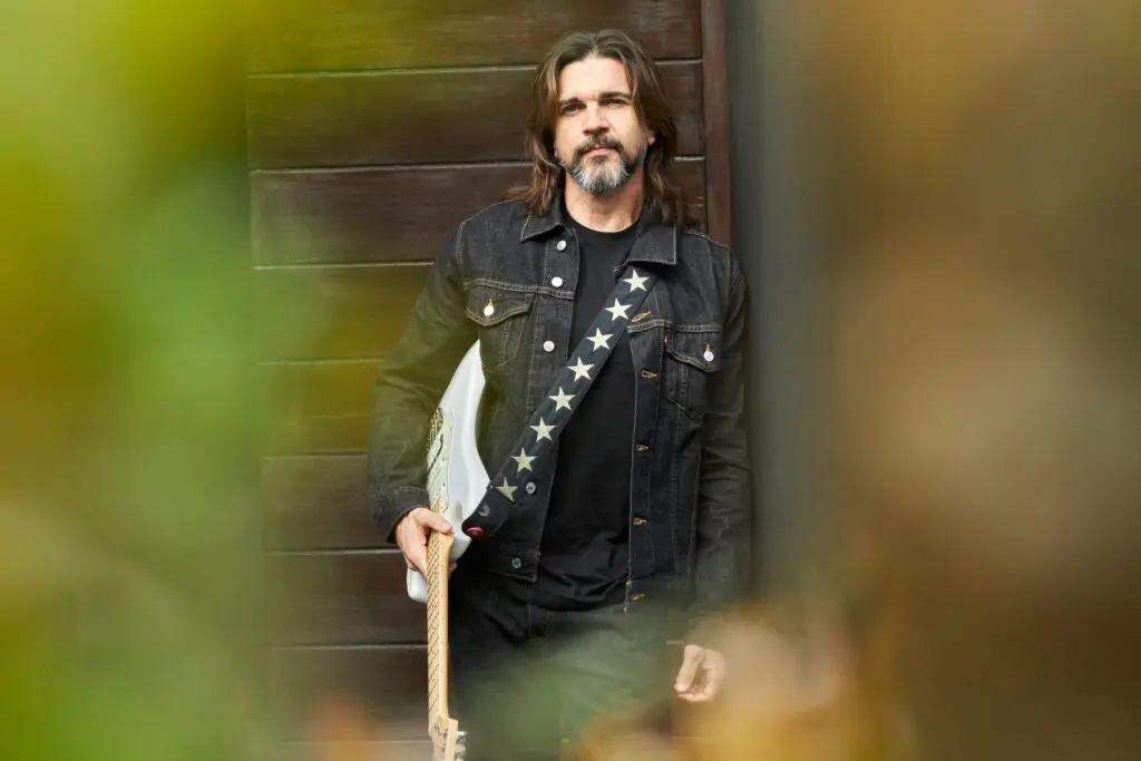 El cantante paisa juanes posa en la entrada de su casa.