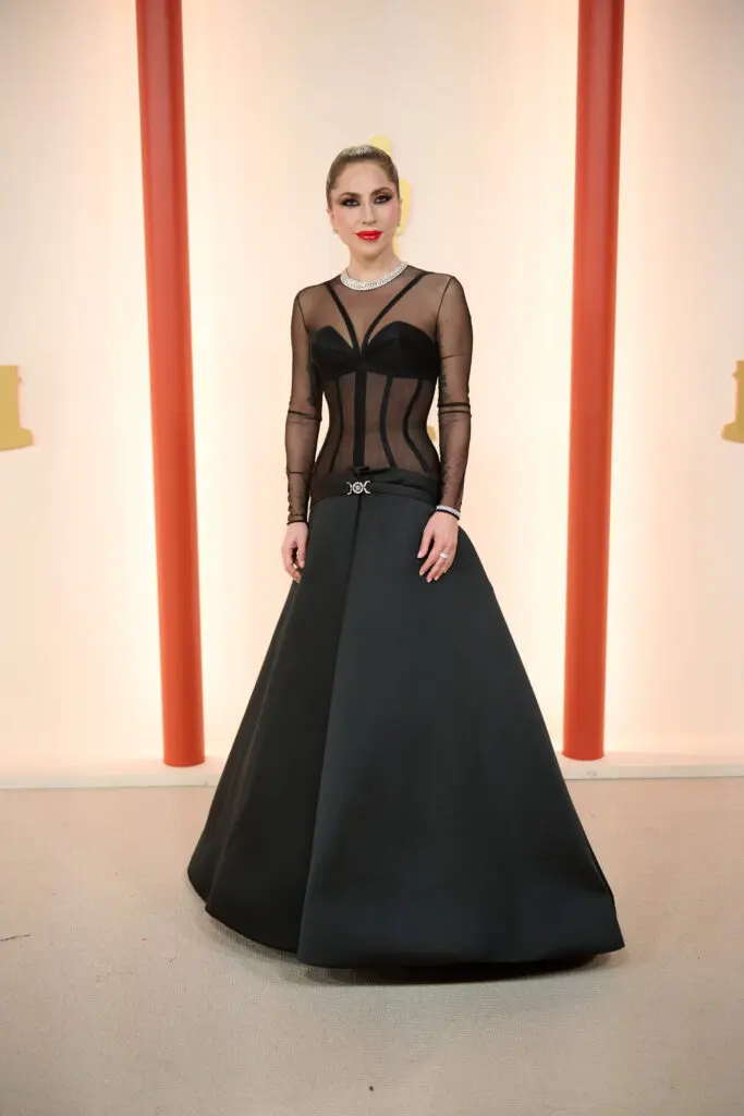 Las tendencias de moda de la alfombra roja de los premios óscar 2023 Lady gaga