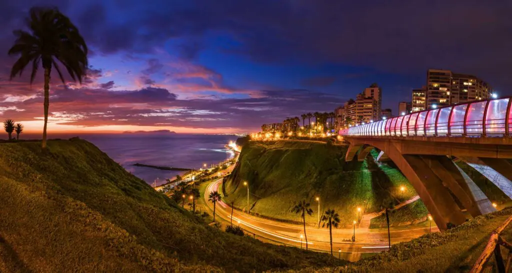 Lima: recorrido por una ciudad inolvidable Malecón lima