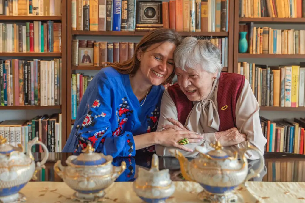 “Me descubrí a través de mi linaje familiar”: la confesión de Marta Orrantia en su nuevo libro Marta Orrantia junto con Teresa Morales, dueña actual del juego de té y guía de Marta en la escritura del libro.