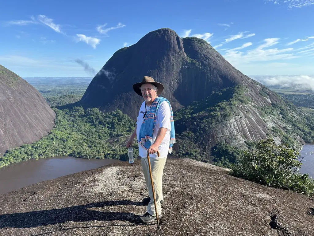 Esta es la historia de Diego Rosselli: el hombre que visitó todos los municipios de Colombia Diego Roselli en los Cerros de Mavecure. Foto cortesía Diego Roselli.