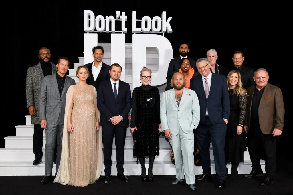 Elenco no miren arriba